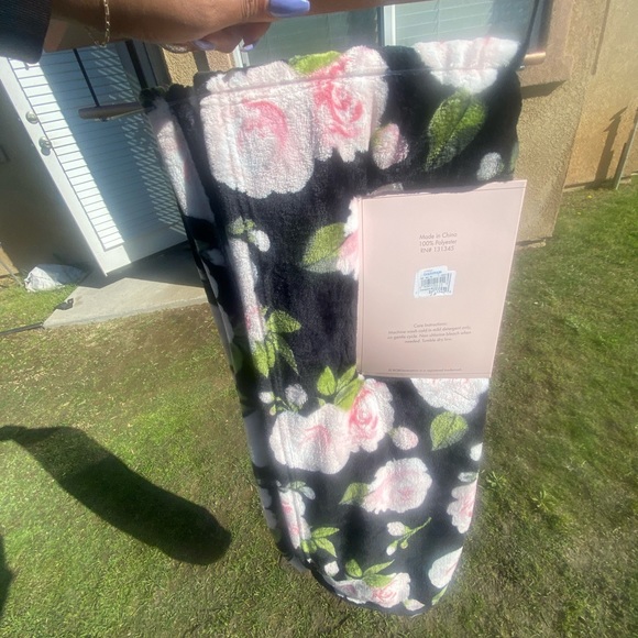 BCBG flower throw , NWT - Picture 9 of 11